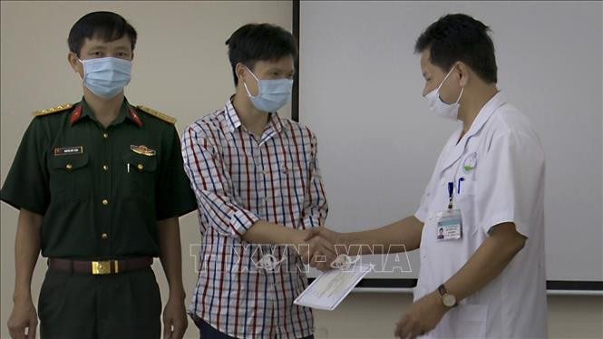 Bệnh nhân 587 được công bố khỏi bệnh và xuất viện. Ảnh: Thanh Hải - TTXVN