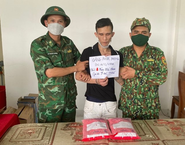 Đối tượng Đặng Phước Phong và tang vật đang bị lực lượng chức năng bắt giữ. Ảnh: baoquangtri.vn