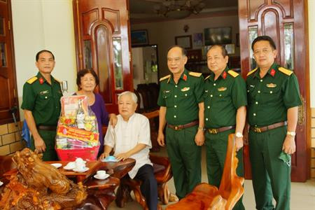 Thiếu tướng Hoàng Đình Chung, Chủ nhiệm Chính trị Quân khu 7, và đoàn công tác thăm và chúc Tết gia đình Anh hùng Lực lượng vũ trang Nhân dân Trần Thị Sữa, thị trấn Tân Châu, huyện Tân Châu, tỉnh Tây Ninh. Ảnh: baoquankhu7.vn