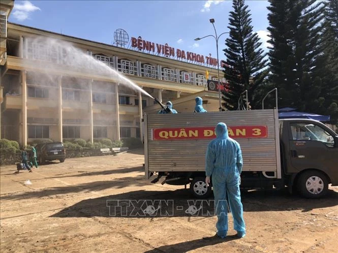 Lực lượng Tiểu đoàn Hóa học 21- Quân đoàn 3 phun hóa chất khử khuẩn tại bệnh viện Đa khoa tỉnh Gia Lai và Bệnh viện Y Dược Hoàng Anh Gia Lai. Ảnh: Quang Thai - TTXVN