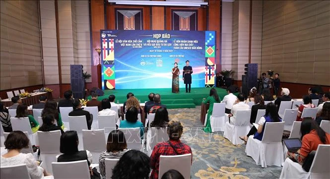 Lễ hội thổ cẩm Việt Nam tôn vinh nét độc đáo văn hóa dân tộc