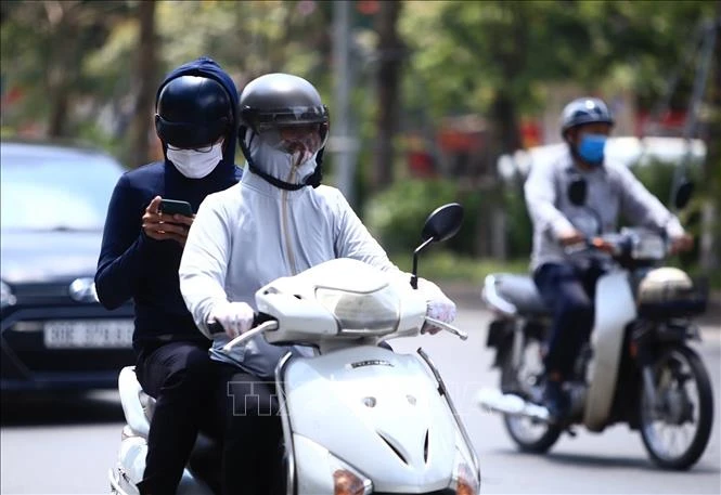 Đề phòng sốc nhiệt do nắng nóng kéo dài ở ba miền trên cả nước