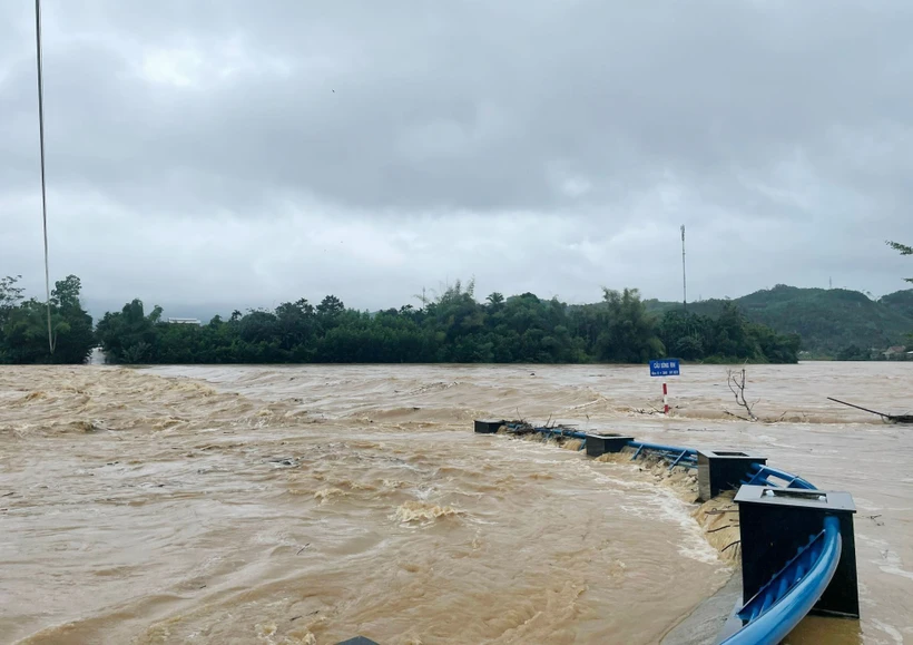 Mưa lớn gây ngập cục bộ, sạt lở chia cắt nhiều tuyến đường tại Quảng Ngãi