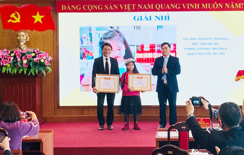 Trao giải cho các thí sinh xuất sắc trong cuộc thi ảnh "Khoảnh khắc cùng sách". Ảnh: hanoimoi.com.vn