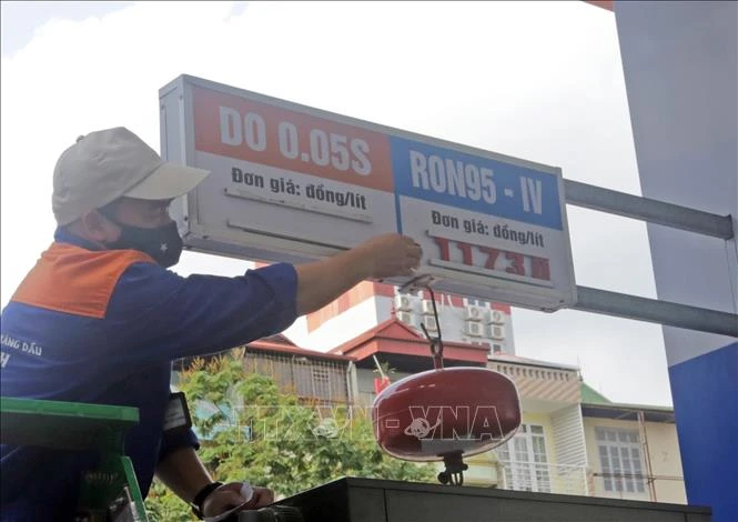 Giá xăng RON95 tăng nhẹ