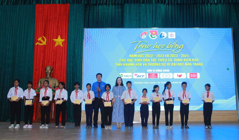 Trao học bổng Vừ A Dính cho học sinh dân tộc thiểu số và con ngư dân có hoàn cảnh khó khăn tỉnh Khánh Hòa