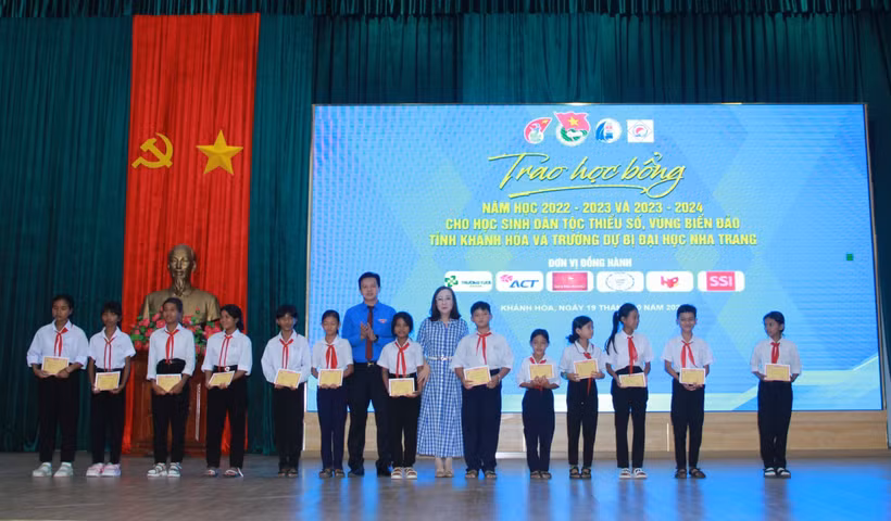 Trao học bổng Vừ A Dính cho học sinh dân tộc thiểu số và con ngư dân có hoàn cảnh khó khăn tỉnh Khánh Hòa