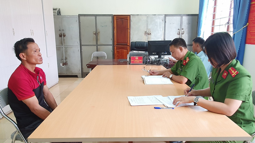 Đối tượng Lường Văn Phai tại cơ quan điều tra. Ảnh: TTXVN