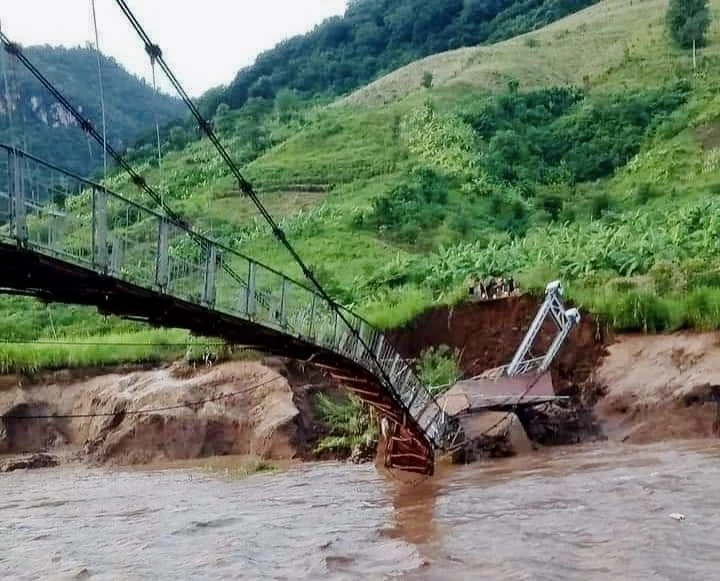 Cầu treo dân sinh tại bản Mệt Sai, xã Sặp Vạt, huyện Yên Châu, tỉnh Sơn La bị sập trụ cầu. Ảnh: TTXVN