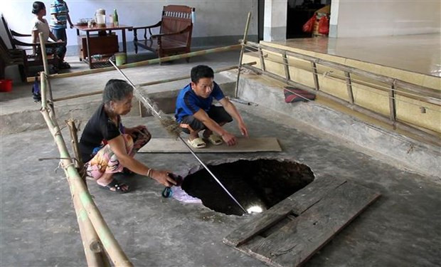 “Hố tử thần” tại sân của gia đình anh Lương Văn Bình, bản Na Noong, xã Châu Hồng (Quỳ Hợp, Nghệ An). Ảnh: Văn Tý - TTXVN