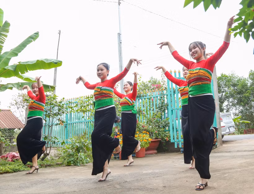 Múa xòe của dân tộc Thái bừng nở trên vùng đất biên cương tỉnh Tây Ninh