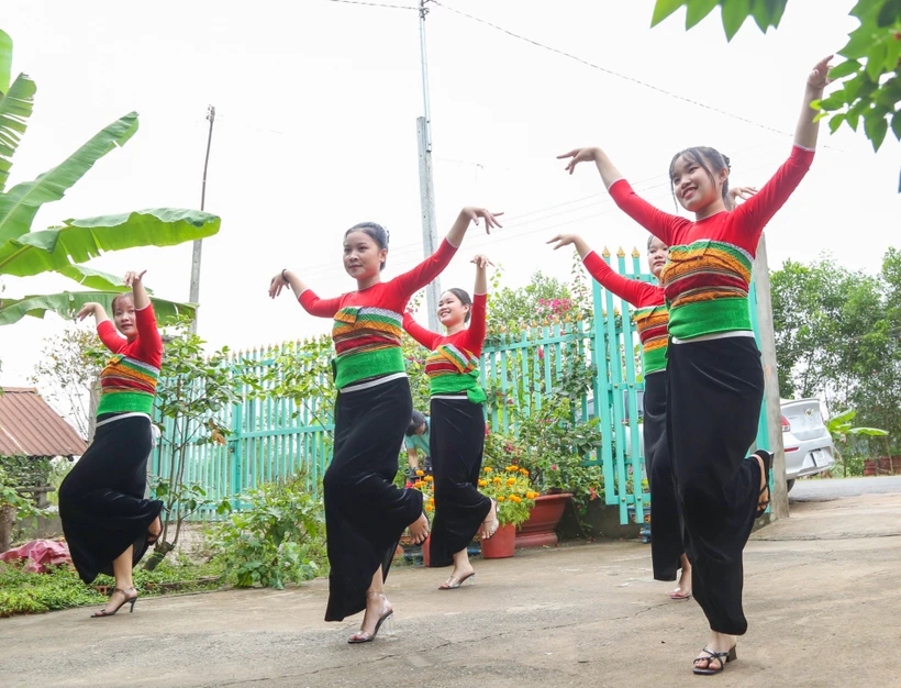 Múa xòe của dân tộc Thái bừng nở trên vùng đất biên cương tỉnh Tây Ninh
