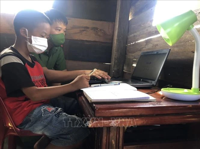 Hơn 108 tỷ đồng và hàng trăm nghìn thiết bị hỗ trợ học sinh khó khăn học tập trực tuyến