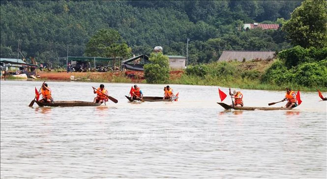 Hội đua thuyền độc mộc trên dòng Pô Cô