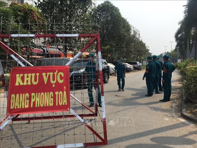 Phong tỏa khu vực chung cư Ehome 4, đường Vĩnh Phú 41, khu phố Hòa Long, phường Vĩnh Phú, thành phố Thuận An, tỉnh Bình Dương. Ảnh: Văn Hướng -TTXVN