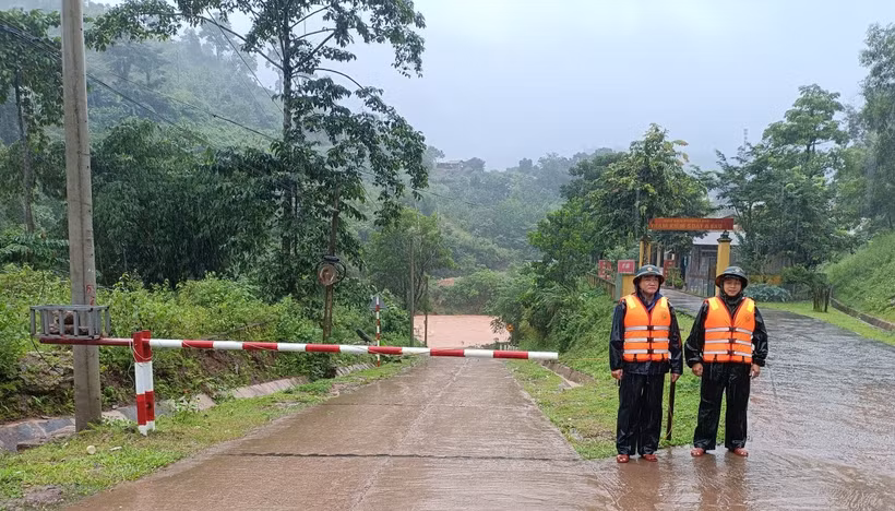 Lực lượng chức năng chốt chặn tại khu vực ngầm tràn A Vao (huyện Đakrông) để đảm bảo an toàn cho người và phương tiện. Ảnh: baoquangtri.vn