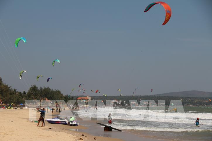 Du khách quốc tế tại bãi biển Mũi Né, Phan Thiết (Bình Thuận). Ảnh: Nguyễn Thanh - TTXVN