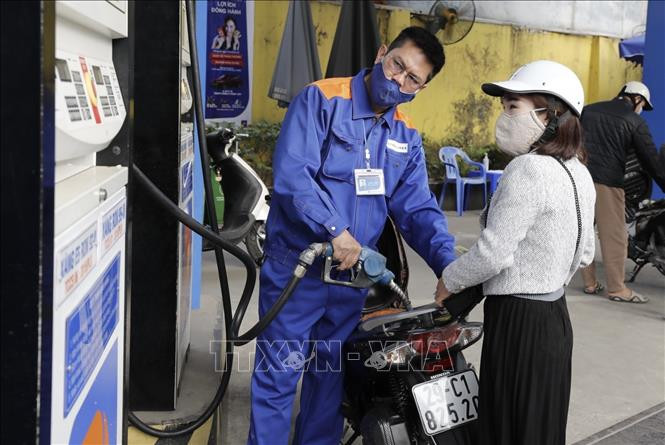 Giá xăng tăng hơn 400 đồng/lít