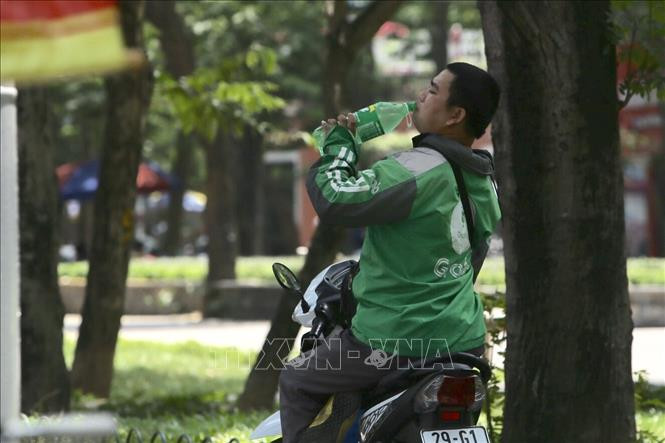 Nắng nóng kéo dài gây ảnh hưởng tới người lao động. Ảnh: Minh Quyết - TTXVN