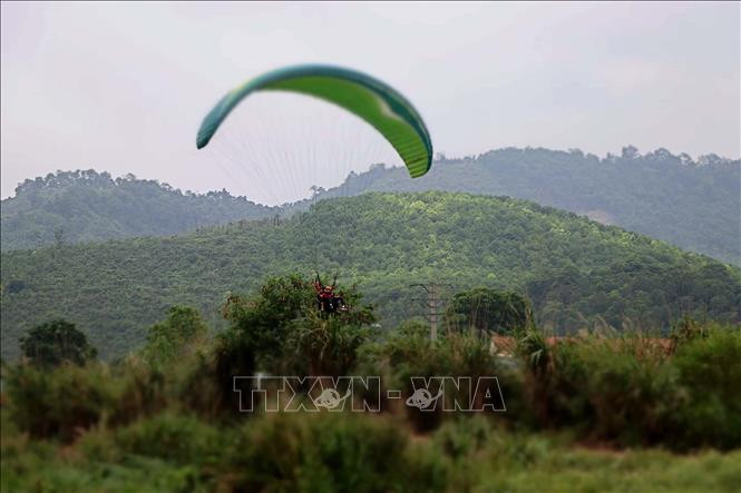 Trải nghiệm bay dù lượn - điểm nhấn trong chuỗi hoạt động kích cầu du lịch Hòa Bình 