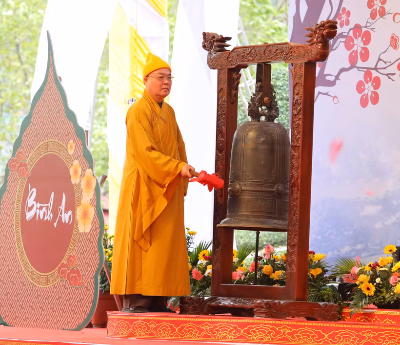 Ninh Bình: Hàng nghìn du khách tham dự lễ khai hội chùa Bái Đính