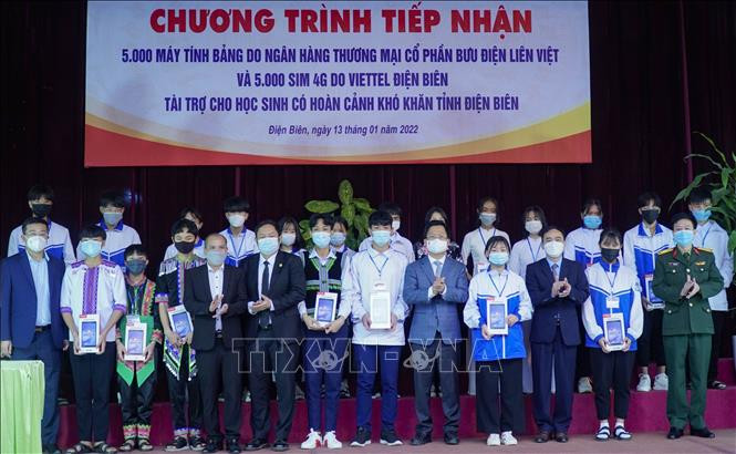 Hỗ trợ phương tiện để học tập trực tuyến cho học sinh nghèo Điện Biên