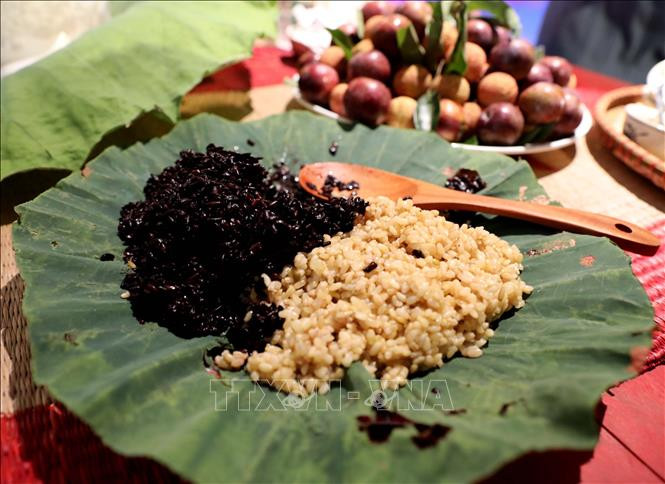 Món rượu nếp đặc trưng của Tết Đoan ngọ. Ảnh: Nhật Anh - TTXVN
