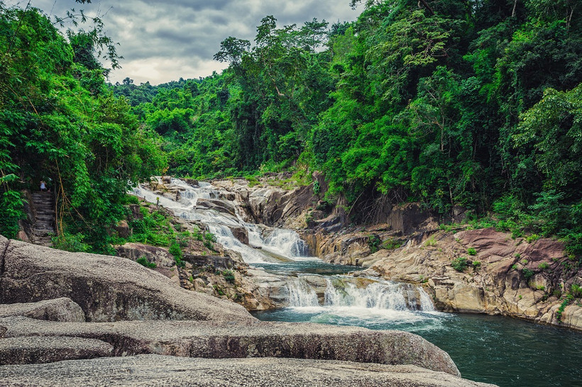 Thác Yang Bay ở huyện Khánh Vĩnh có những dòng chảy chậm, rả rích. Ảnh: vietnamtourism.gov.vn
