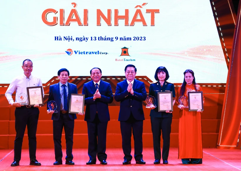 Bí thư Trung ương Đảng, Trưởng Ban Tuyên giáo Trung ương Nguyễn Trọng Nghĩa và Bộ trưởng Bộ Văn hóa, Thể thao và Du lịch Nguyễn Văn Hùng trao giải Nhất cho các tác giả, nhóm tác giả. Ảnh: Hoàng Hiếu - TTXVN