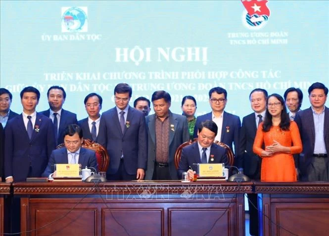 Bộ trưởng, Chủ nhiệm Ủy ban Dân tộc Hầu A Lềnh và Bí thư thứ nhất Trung ương Đoàn TNCS Hồ Chí Minh Nguyễn Anh Tuấn ký kết Chương trình phối hợp công tác giai đoạn 2021-2025. Ảnh: Văn Điệp - TTXVN 