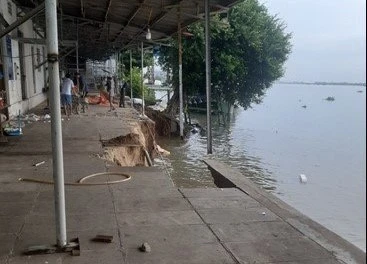 An Giang: Sạt lở bờ sông Hậu đe dọa kho gạo