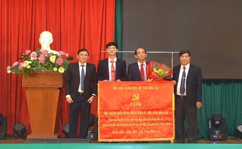 Ban Chấp hành Đảng bộ tỉnh Đắk Lắk tặng Chi nhánh Ngân hàng Chính sách xã hội tỉnh bức trướng với nội dung “Thấu hiểu lòng dân - tận tâm phục vụ”. Ảnh: Nguyên Dung-TTXVN