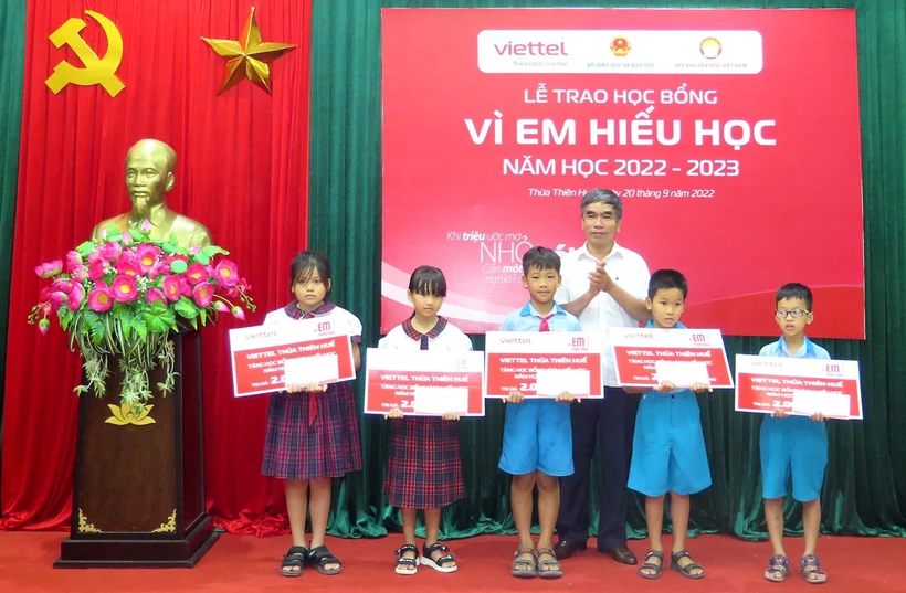 Thừa Thiên - Huế: Trao 420 suất học bổng "Vì em hiếu học" 