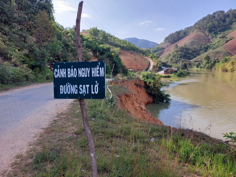 Sạt lở phía ta luy âm trên tuyến đường ĐH 83 (đoạn từ xã Đăk Nhoong đi xã Đăk Plô, huyện Đăk Glei). Ảnh: Khoa Chương - TTXVN