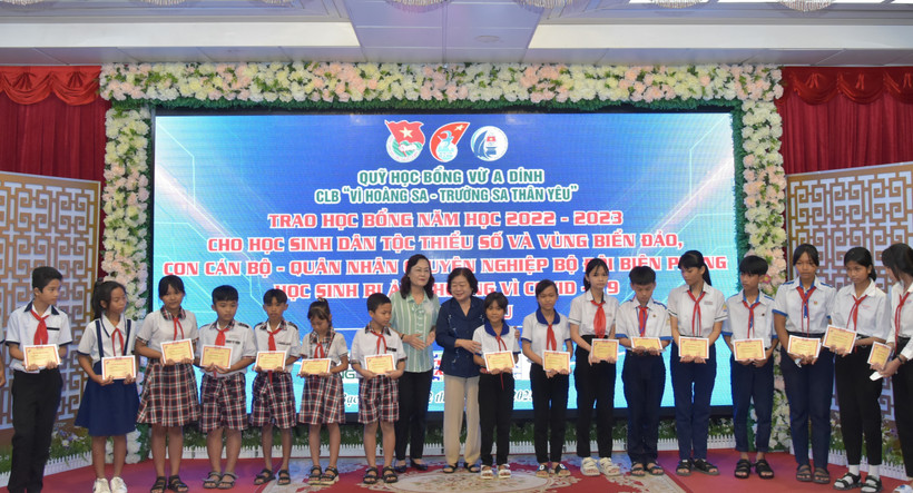 Trao học bổng Vừ A Dính tặng học sinh khó khăn tại Bạc Liêu