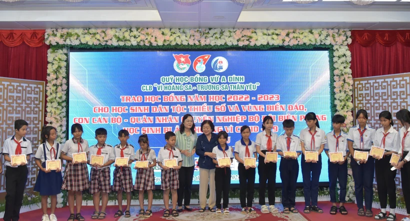 Trao học bổng Vừ A Dính tặng học sinh khó khăn tại Bạc Liêu