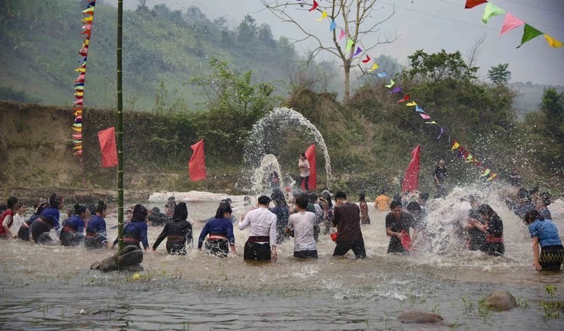 Tưng bừng Tết té nước của cộng đồng dân tộc Lào ở Điện Biên