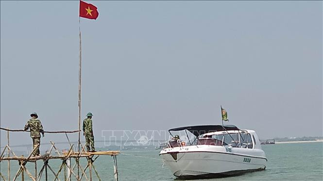 Tại trạm kiểm soát luôn luôn có 1 ca nô cứu hộ cứu nạn và 5 cán bộ chiến sĩ làm nhiệm vụ. Ảnh: Đoàn Hữu Trung -TTXVN