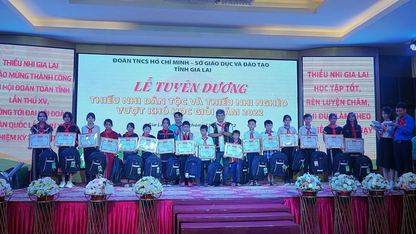 81 thiếu nhi dân tộc và thiếu nhi nghèo vượt khó học giỏi được tuyên dương. Ảnh: Hoài Nam – TTXVN