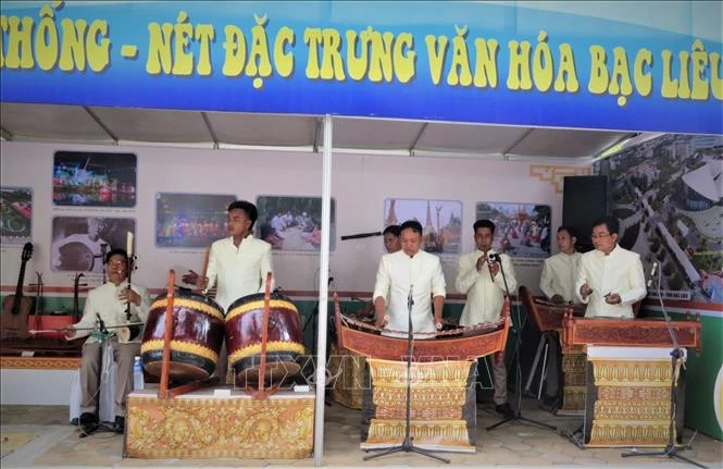 Biểu diễn nhạc cụ truyền thống tại Triển lãm. Ảnh: Ánh Tuyết - TTXVN