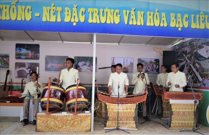 Biểu diễn nhạc cụ truyền thống tại Triển lãm. Ảnh: Ánh Tuyết - TTXVN