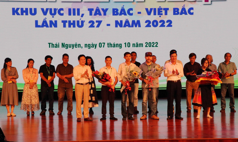 Ban tổ chức trao giải cho các nghệ sĩ đạt giải tại Triển lãm. Ảnh: Quân Trang-TTXVN