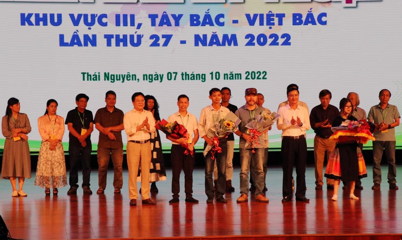 Ban tổ chức trao giải cho các nghệ sĩ đạt giải tại Triển lãm. Ảnh: Quân Trang-TTXVN