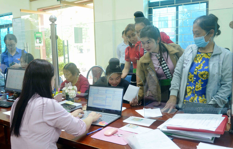 Đông đảo người dân trên địa bàn thành phố Sơn La tham gia “Tuần lễ gửi tiền tiết kiệm, chung tay vì người nghèo”. Ảnh: Quang Quyết-TTXVN