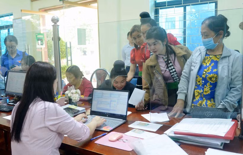 Đông đảo người dân trên địa bàn thành phố Sơn La tham gia “Tuần lễ gửi tiền tiết kiệm, chung tay vì người nghèo”. Ảnh: Quang Quyết-TTXVN