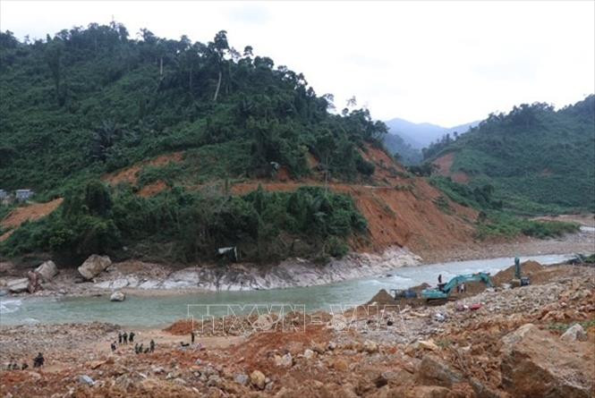 Lực lượng Quân khu 4 nỗ lực tìm kiếm các công nhân mất tích tại Rào Trăng 3. Ảnh: Đỗ Trưởng - TTXVN