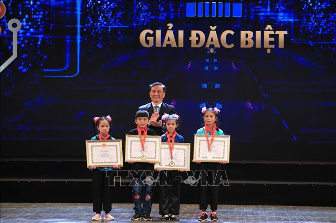 Ủy viên Trung ương Đảng, Chủ nhiệm Ủy ban KHCN và Môi trường của Quốc hội Lê Quang Huy trao giải Đặc biệt cho các tác giả: Tải Thị Khanh, Sùng Seo Hồng, Hoàng Thị Luyến, Thèn Thị Doanh - Khối lớp 5 trường Phổ thông dân tộc bán trú Tiểu học Nậm Mòn 1(Bắc H