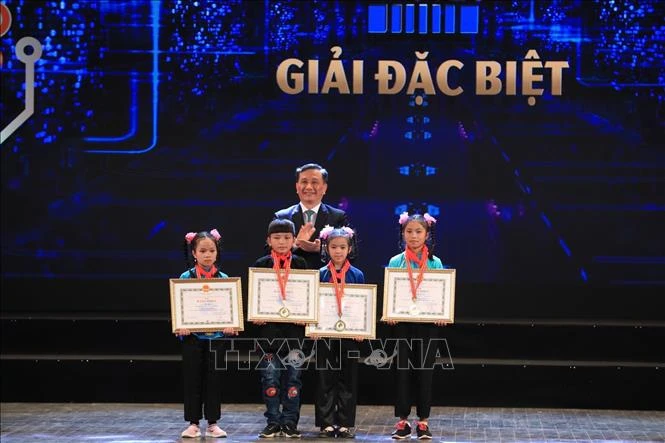 Ủy viên Trung ương Đảng, Chủ nhiệm Ủy ban KHCN và Môi trường của Quốc hội Lê Quang Huy trao giải Đặc biệt cho các tác giả: Tải Thị Khanh, Sùng Seo Hồng, Hoàng Thị Luyến, Thèn Thị Doanh - Khối lớp 5 trường Phổ thông dân tộc bán trú Tiểu học Nậm Mòn 1(Bắc H