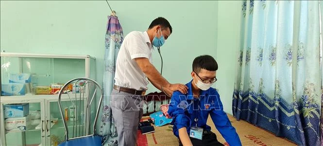 Học sinh trường THPT Phan Châu Trinh (huyện Ia Pa, tỉnh Gia Lai) được chăm sóc y tế tại trường. Ảnh: Hoài Nam - TTXVN