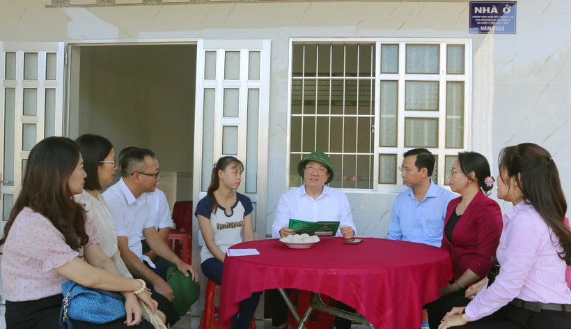 Đoàn khảo sát Ngân hàng Chính sách xã hội Việt Nam đi thực tế tại hộ vay vốn xây dựng nhà ở tại huyện Mỹ Tú. Ảnh: Tuấn Phi-TTXVN
